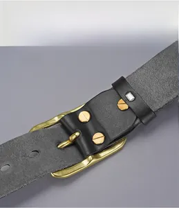 Détail d'une ceinture en cuir véritable avec boucle ardillon en laiton massif et vis