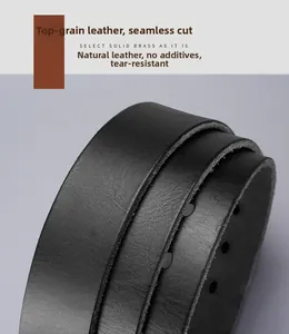 Détail d'une ceinture noire en cuir de vachette pleine fleur montrant sa texture robuste