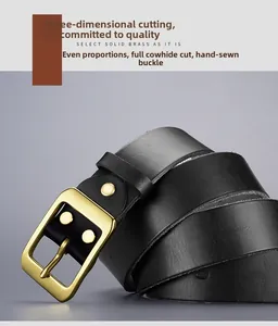 Détail d'une ceinture en cuir de vachette cousue main avec boucle ardillon en laiton