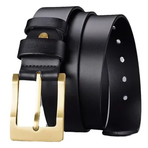 Cintura da uomo in pelle nera premium con fibbia in rame dorato spazzolato su bianco