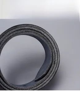 Gros plan détaillé sur la finition des bords lisses d'une ceinture en cuir premium