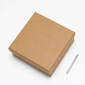 Bruine vierkante kraftpapieren geschenkdoos met een zilveren metalen embossing gereedschap