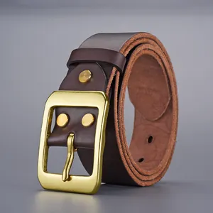 Ceinture homme en cuir marron rétro avec boucle en laiton doré présentée en spirale