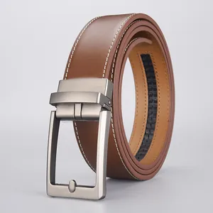 Ceinture homme en cuir marron avec boucle automatique grise et coutures blanches