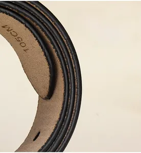 Detailansicht der hochwertigen Ledergürtelkante mit geprägter 105CM Größenangabe in Schwarz