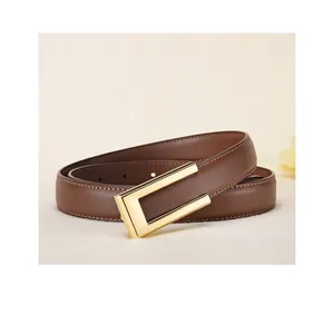 Détail d'une ceinture en cuir marron de qualité avec boucle rectangulaire dorée chic