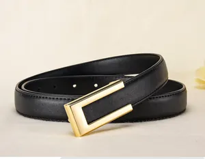 Gros plan d'une ceinture en cuir noir de luxe avec une boucle dorée élégante.