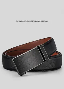 Detail eines Herren-Ledergürtels mit strukturierter Aluschnalle und Gittermuster-Design