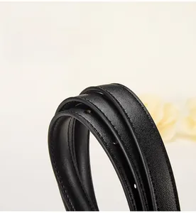 Dettaglio della cintura in vera pelle nera che mostra la grana fine e la cucitura del bordo