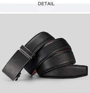 Detailansicht von Herrengürtel aus Saffiano-Leder mit strukturierter Automatik-Schnalle