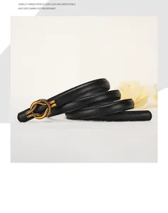 Dettaglio di cintura sottile in pelle nera con fibbia a nodo dorata e cuciture di pregio