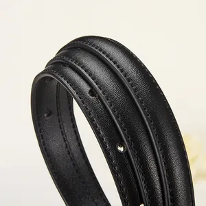 Cintura classica in pelle nera da donna con texture grana e cuciture di precisione