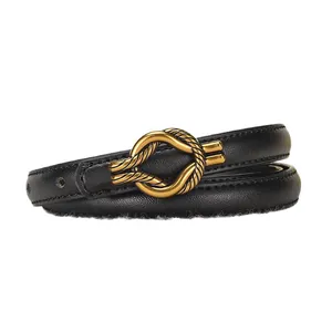 Sottile cintura da donna in pelle nera con fibbia decorativa a nodo dorato