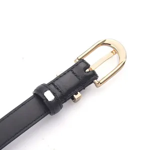 Klassischer schwarzer Ledergürtel mit goldener Legierungsschnalle und feinen Nähten für Damen