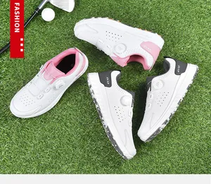 Detail der Golfschuhe mit atmungsaktivem Leder und rutschfesten Spikes auf Rasen