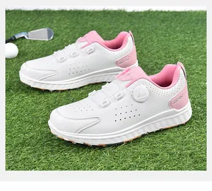 Nahaufnahme der Damen-Golfschuhe mit weißem Leder und atmungsaktiver Perforation