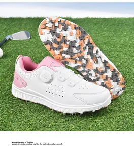 Detail des Golfschuh-Drehverschlusses und der rutschfesten Tarnsohle auf Gras