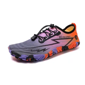 Atmungsaktive Outdoor-Wasserschuhe mit grau-violettem Verlauf und Gummisohle
