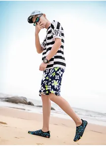 Tenue de plage avec chaussures aquatiques à séchage rapide et short à fleurs d'été