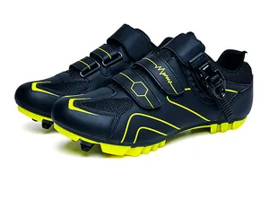 Détail de chaussures VTT avec boucle micrométrique, velcro et semelles à crampons jaunes