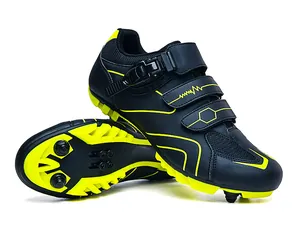Détail de chaussure VTT avec boucle à cliquet et support de cales type SPD
