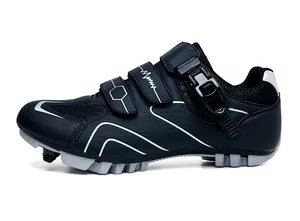 Détail de chaussure VTT en cuir synthétique durable avec double fermeture velcro