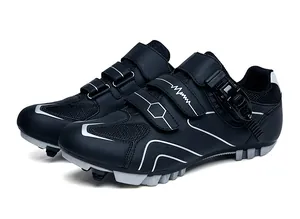 Détail de chaussures de vélo avec double velcro et système de boucle de réglage