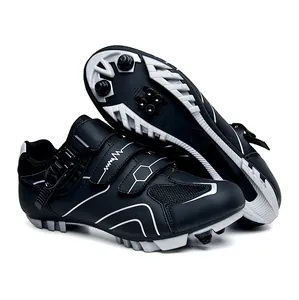 Détail de chaussures VTT noires avec boucle rotative et semelle extérieure cramponnée