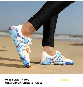 Outdoor-Wasserschuhe mit atmungsaktivem Mesh und rutschfester Gummisohle am sonnigen Strand
