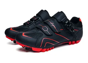 Détail de chaussures VTT avec mesh respirant et système de boucle à cliquet précise