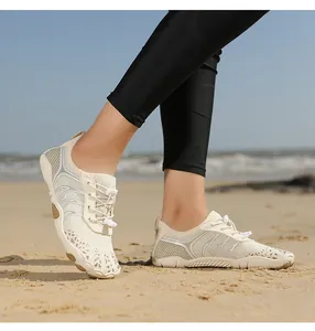 Details des atmungsaktiven Mesh-Obermaterials und des Schnellschnürsystems am Schuh