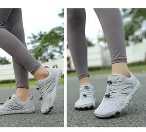 Gros plan sur chaussures d'eau gris clair à séchage rapide avec lacets élastiques