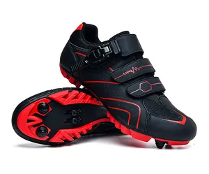 Vue détaillée des chaussures de VTT avec semelle à crampons et boucle de serrage