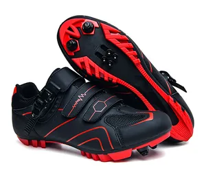 Détail de chaussures VTT avec boucle à cliquet et semelles crantées rouges antidérapantes