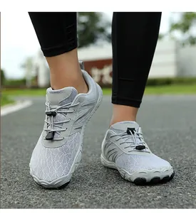 Détail de chaussures aquatiques en mesh gris respirant avec cordon élastique