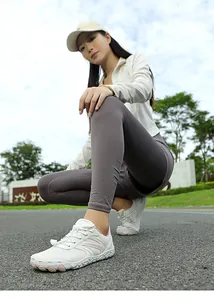 Détail de chaussures aquatiques blanches avec semelle antidérapante et embout de protection