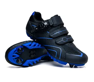 Détail de chaussures VTT avec boucle à cliquet, sangles velcro et semelle à crampons