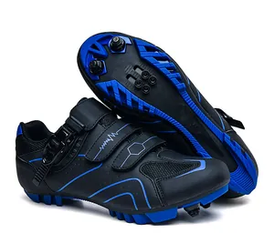 Détail de chaussures de VTT montrant la semelle bleue antidérapante et la boucle rotative