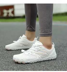 Chaussures de plage blanches avec mesh respirant et semelle antidérapante bionique
