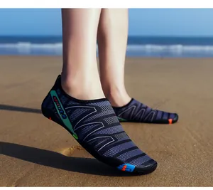 Schnelltrocknende Wasserschuhe mit rutschfester Gummisohle am Sandstrand-Szenario