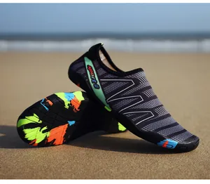 Schnelltrocknende Wasserschuhe mit rutschfester Camouflage-Sohle auf Sandstrand-Hintergrund