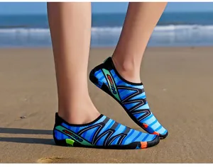 Detailansicht der blauen Schnelltrocknende Wasserschuhe am Strand mit atmungsaktivem Mesh