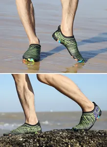 Detalle macro de zapatos de agua de secado rápido con suelas de goma antideslizantes en rocas