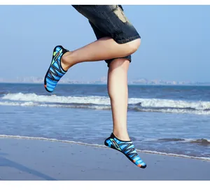Dynamische Ansicht leichter, blau gestreifter, schnell trocknender Badeschuhe für den Strand