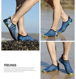 Primer plano de zapatos acuáticos de secado rápido con patrones azules y suelas de goma