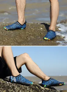Zapatos de agua para exteriores con diseño de rejilla azul y suela de goma colorida