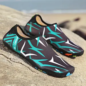 Scarpe da scoglio ad asciugatura rapida con motivo geometrico su rocce in spiaggia