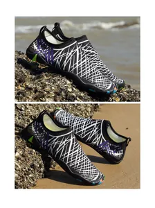 Zapatos de agua de secado rápido con patrones geométricos en rocas de playa costera