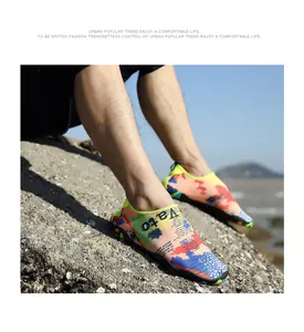 Detalle de zapatos acuáticos de secado rápido con estampado de grafiti y suela antideslizante