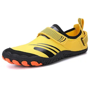 Chaussures aquatiques à séchage rapide jaune vif avec semelles antidérapantes pour la plage